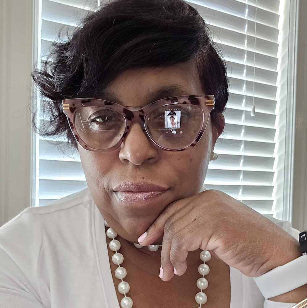 👑Meet your POSH 5💫Ambassador, Pam! 💛🎉